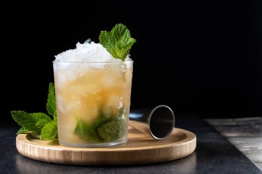 Siyah arka planda naneli kokteyl kokteyli. Boşluğu kopyala