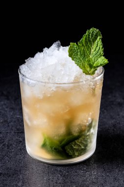 Siyah arkaplanda klasik nane likörü kokteyli