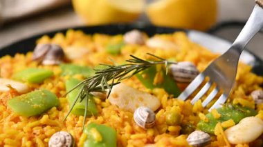 Geleneksel Valensiyalı tavuklu paella. Kapat.