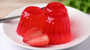 Tahta masada taze çilek jölesi.