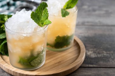 Siyah arka planda naneli kokteyl kokteyli. Boşluğu kopyala