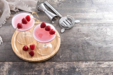 Tahta masada zarif bir Fransız Martini kokteyli. Boşluğu kopyala