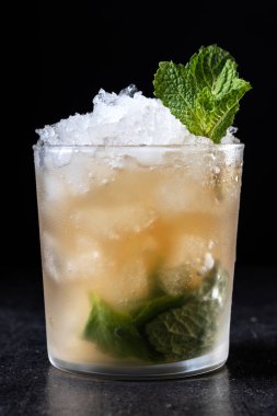 Siyah arkaplanda klasik nane likörü kokteyli