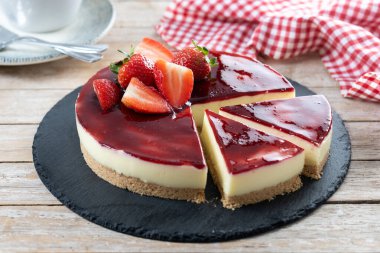 Tahta masada çilekli cheesecake dilimi