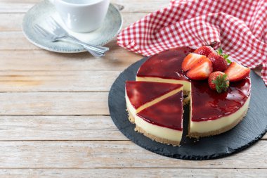 Tahta masada çilekli cheesecake dilimi. Boşluğu kopyala