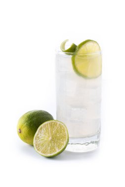 Beyaz arka planda izole edilmiş limonlu cin kokteyli. Boşluğu kopyala