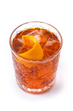 Beyaz arka planda turuncu karışımla süslenmiş Americano kokteyli.