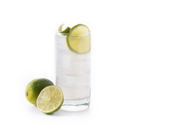 Beyaz arka planda izole edilmiş limonlu cin kokteyli. Boşluğu kopyala