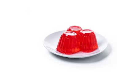 Beyaz arka planda izole edilmiş taze çilek jölesi. Boşluğu kopyala