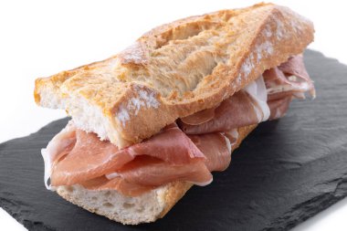 Beyaz arka planda izole edilmiş İspanyol jambonlu sandviçi. İspanyol Bocadillo de jamon Serrano