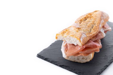 Beyaz arka planda izole edilmiş İspanyol jambonlu sandviçi. İspanyol Bocadillo de Jamon Serrano. Boşluğu kopyala