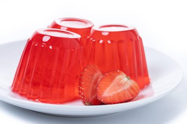 Beyaz arka planda izole edilmiş taze çilek jölesi. Kapat.