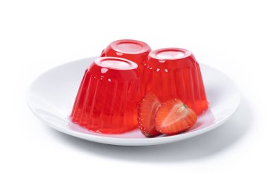 Beyaz arka planda izole edilmiş taze çilek jölesi.