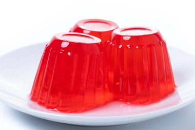 Beyaz arka planda izole edilmiş taze çilek jölesi. Kapat.