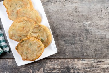 Tortillitas de Camarones ahşap masada. Geleneksel İspanyol yemekleri. Üst Manzara. Boşluğu kopyala