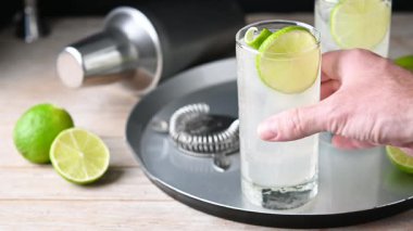 Tahta masada limonlu cin kokteyli içiyorum.