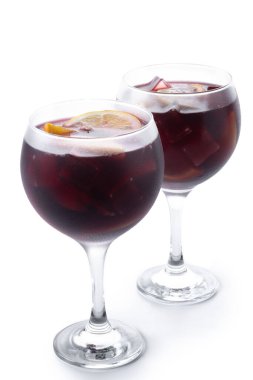 Serinletici Yaz Meyvesi Sangria kristal kavanozda beyaz arka planda izole