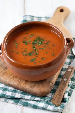 Geleneksel İspanyol Gazpacho çorbası beyaz ahşap masada.