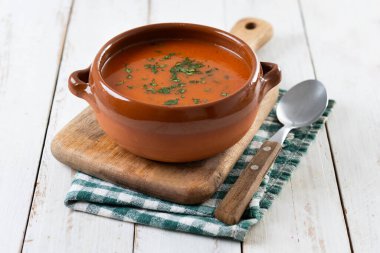 Geleneksel İspanyol Gazpacho çorbası beyaz ahşap masada.