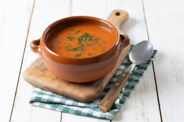 Geleneksel İspanyol Gazpacho çorbası beyaz ahşap masada.