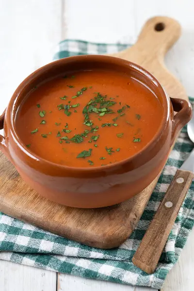Geleneksel İspanyol Gazpacho çorbası beyaz ahşap masada.