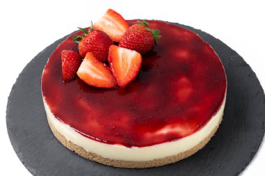 Beyaz arka planda izole edilmiş çilekli cheesecake