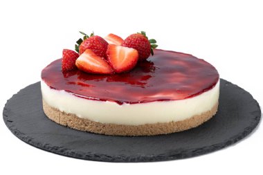 Beyaz arka planda izole edilmiş çilekli cheesecake
