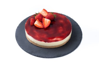 Beyaz arka planda izole edilmiş çilekli cheesecake