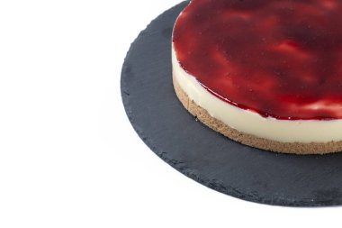 Beyaz arka planda izole edilmiş çilekli cheesecake