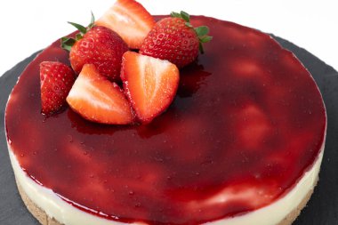 Beyaz arka planda izole edilmiş çilekli cheesecake