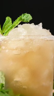 Siyah arkaplanda dönen klasik Naneli Julep Kokteyli