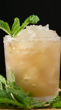 Siyah arkaplanda dönen klasik Naneli Julep Kokteyli