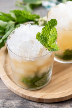 Klasik Nane likörü Kokteyli Ahşap masada