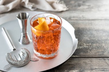 Tahta masada turuncu bükülmüş Americano kokteyli. Boşluğu kopyala