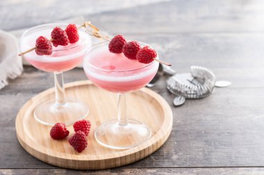 Tahta masada zarif bir Fransız Martini kokteyli. Boşluğu kopyala