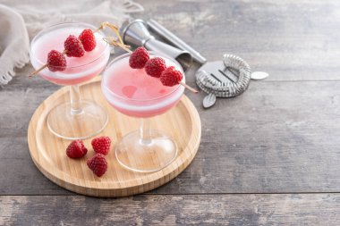 Tahta masada zarif bir Fransız Martini kokteyli. Boşluğu kopyala