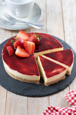 Tahta masada çilekli cheesecake.
