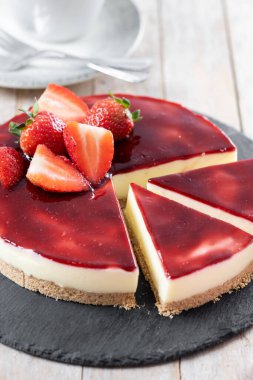 Tahta masada çilekli cheesecake.