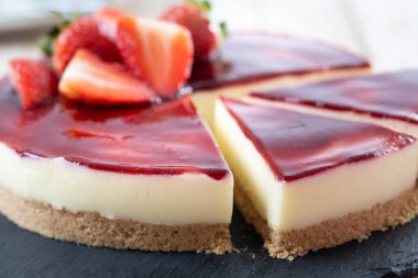 Tahta masada çilekli cheesecake.