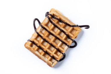 Beyaz arka plan üzerinde izole çikolata şurubu ile Belçika waffle