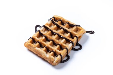 Beyaz arka plan üzerinde izole çikolata şurubu ile Belçika waffle