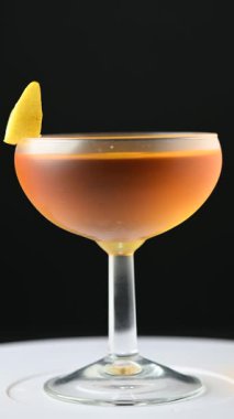 Siyah zemin üzerinde dönen kağıt uçak kokteyli