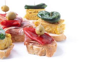 Beyaz arka planda izole edilmiş geleneksel İspanyol pintxoları. Boşluğu kopyala