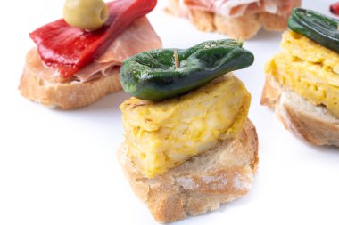 Beyaz arkaplanda izole edilmiş geleneksel İspanyol pintxoları