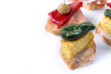 Beyaz arka planda izole edilmiş geleneksel İspanyol pintxoları. Boşluğu kopyala