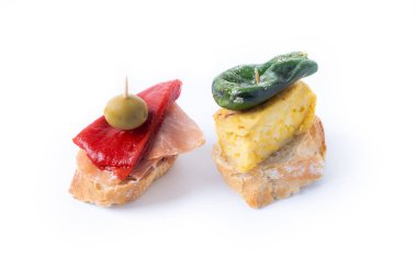 Beyaz arkaplanda izole edilmiş geleneksel İspanyol pintxoları