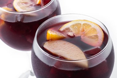 Beyaz arka planda kristal izole Summer Citrus Fruit Sangria. Kapat.