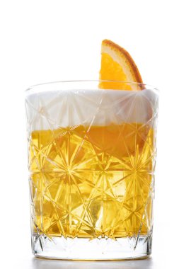 Beyaz arka planda izole edilmiş klasik viski kokteyli.