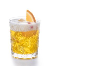 Beyaz arka planda izole edilmiş klasik viski kokteyli. Boşluğu kopyala
