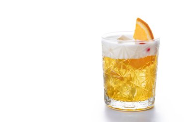 Beyaz arka planda izole edilmiş klasik viski kokteyli. Boşluğu kopyala